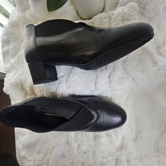 Eric Michael Black Ankle Booties with V-Cut‎ Vamp - Picture 11 of 16